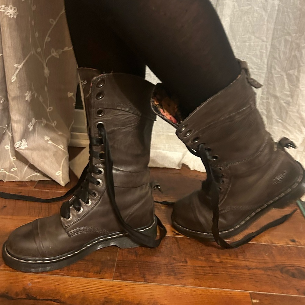 Dr. Martens Triumph | leather floral fold over boot w/satin laces | size 8